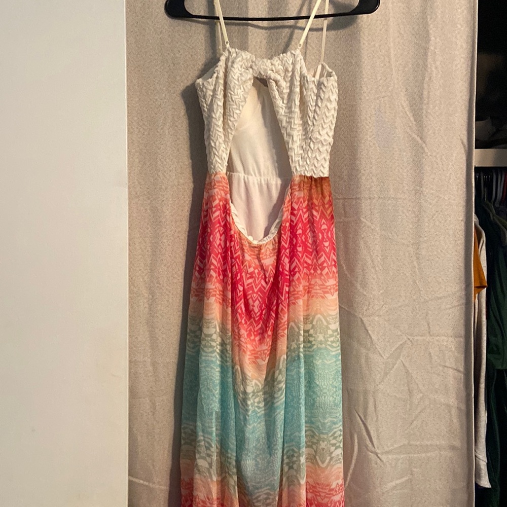 Maxi dress. Open back